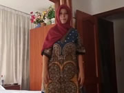 穆斯林紅頭巾婦女搖晃挑逗